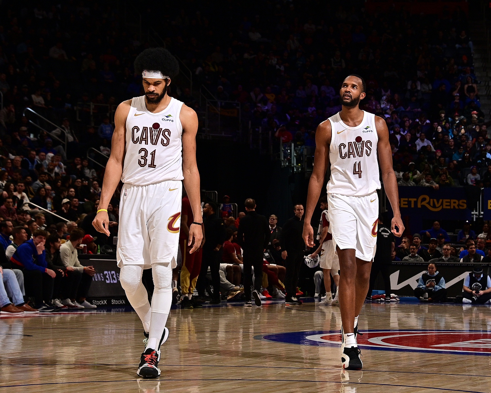 v体育赛事直播-轮番轰炸！贾勒特·阿伦单臂空接 随后莫布里突破暴扣打停黄蜂