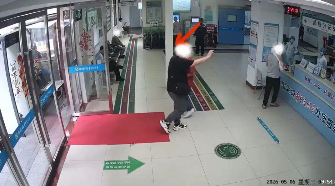 v体育娱乐官网-广州一男子胸痛捂着胸口独自就医，8分钟后正准备进手术室时突然心跳呼吸骤停！医生提醒：一定不要拖延